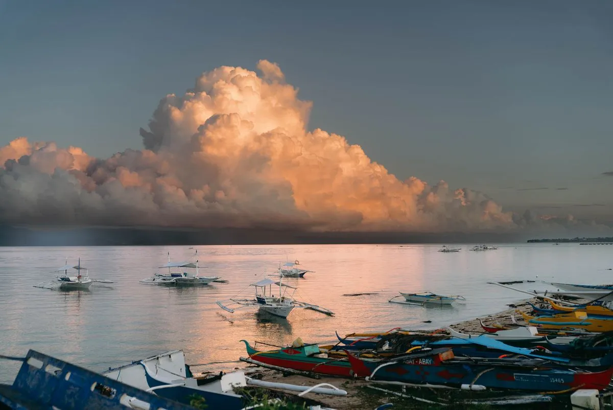 Barcos junto a la costa de Moalboal.
