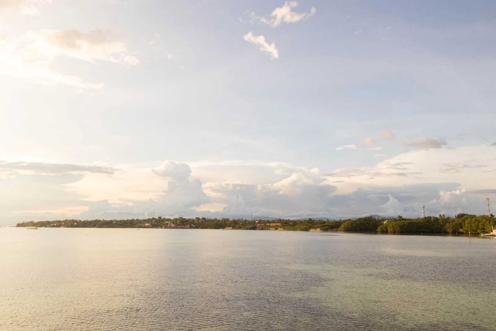 La costa de Moalboal al atardecer.